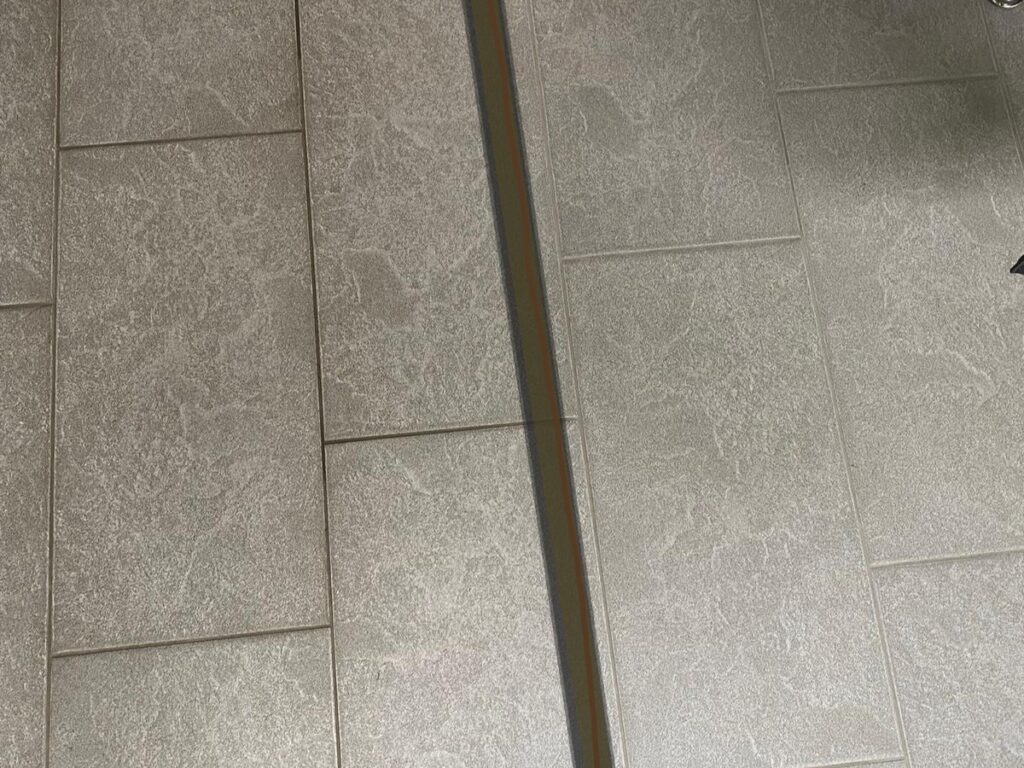 Bodenplatten wo man den vergleich sieht zu sauberen und schmutzigen Fugen.